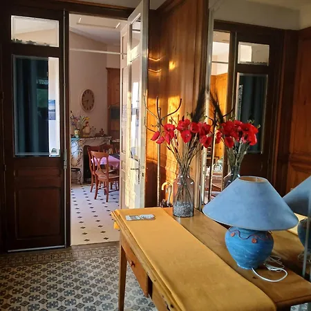 La Demoiselle Des Roches