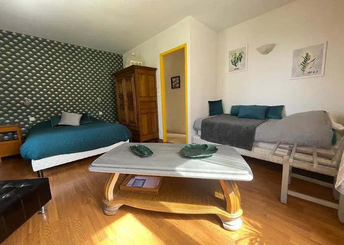 招待所 La Demoiselle Des Roches 3*