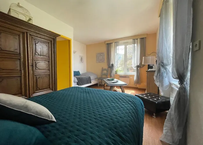 La Demoiselle Des Roches